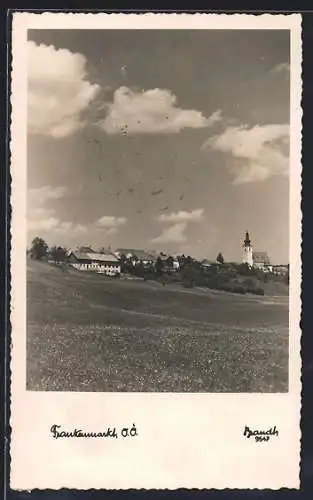 AK Frankenmarkt /O. Ö., Ortspartie mit Kirche
