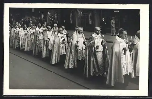 Foto-AK München, Fronleichnam 1943, Geistliche bei der Prozession