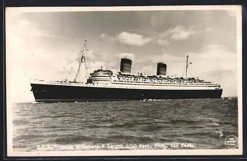 AK Passagierschiff RMS Queen Elizabeth auf hoher See