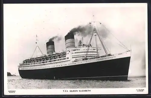 AK Passagierschiff TSS Queen Elizabeth auf dem Meer