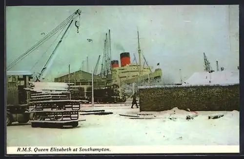 AK Southampton, Passagierschiff R.M.S. Queen Elizabeth im verschneiten Hafen
