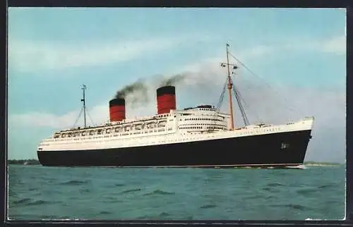 AK Passagierschiff RMS Queen Elizabeth der Cunard Line nahe der Küste