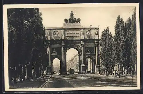 AK München, Siegestor mit Strassenbahn