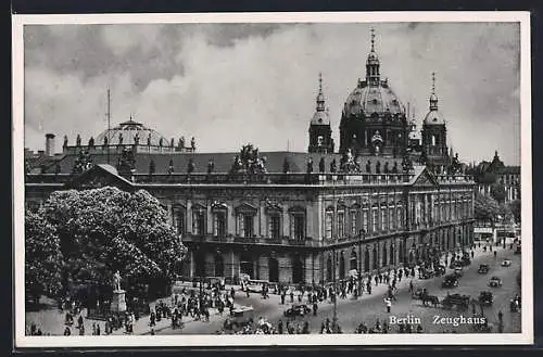 AK Berlin, Zeughaus mit Strasse u. Denkmal aus der Vogelschau