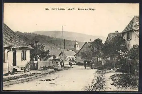 AK Lauw, Entrée du Village, Gens dans la rue