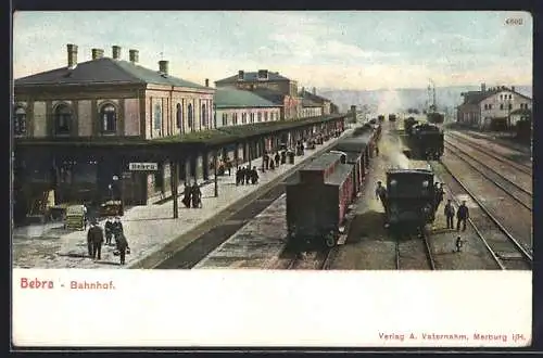 AK Bebra, Bahnhof, Bahnsteig mit Reisenden, Eisenbahn