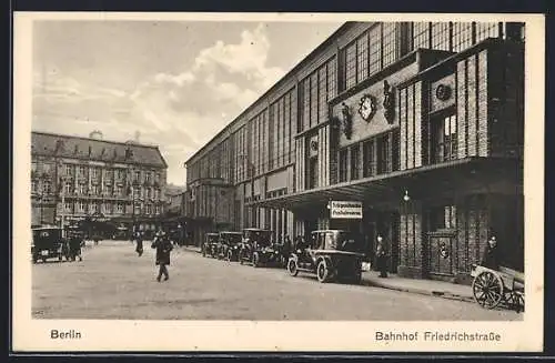 AK Berlin, Bahnhof Friedrichstrasse, Wartende Autos