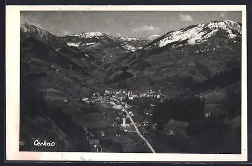 AK Cerkno, Totalansicht gegen die Berge