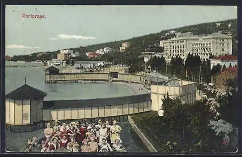 AK Portorose, Blick auf das Seebad, Gäste in Bademode