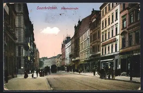 AK Saarbrücken, Bahnhofstrasse mit Strassenbahn, Geschäften und Leuten
