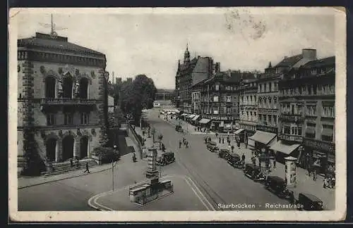 AK Saarbrücken, Geschäft von L. Kretschmer, Reichsapotheke und Café in der Reichsstrasse, Litfasssäule