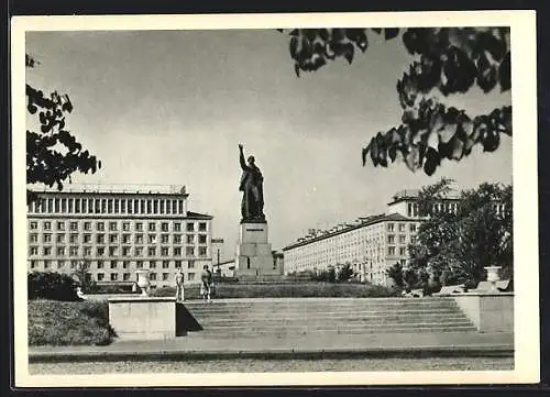 AK Leningrad, Shchemilovka, Statue of Volodarsky
