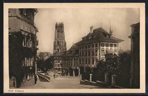 AK Fribourg, Strassenpartie mit Kirchturm