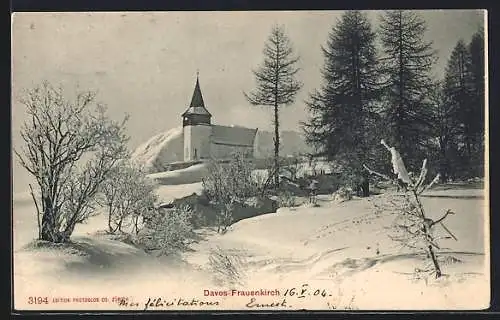 AK Davos-Frauenkirch, Ortspartie mit Kirche im Schnee