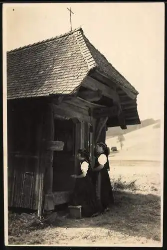 Fotografie Frauen in Tracht der Schwarzwald-Region vor einer Hütte