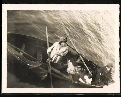 Fotografie Patagonien / Südamerika, Einheimischer Fischer in einem Ruderboot 1933
