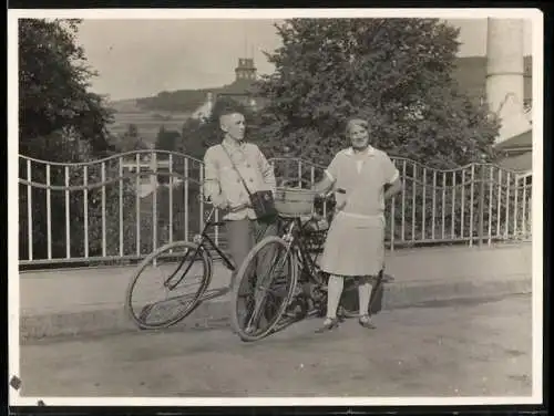 Fotografie Paar mit Fahrrad auf Tour, Velo, Bike, Bicycle, Bicicletta