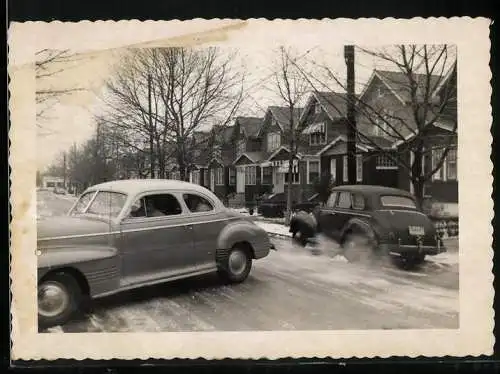 Fotografie Auto Ford US-Car, PKW beim Wendemanöver im Winter
