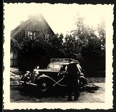 Fotografie Auto Mercedes Benz, Halter wäscht PKW mit dem Gartenschlauch