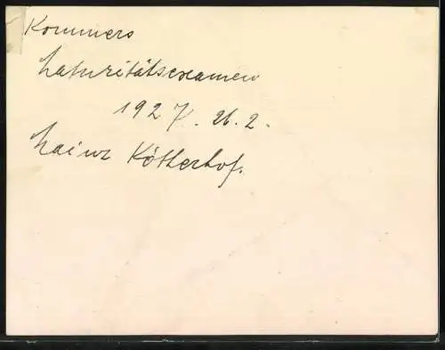 Fotografie Studenten feiern ausgelassen nach einem Examen 1927