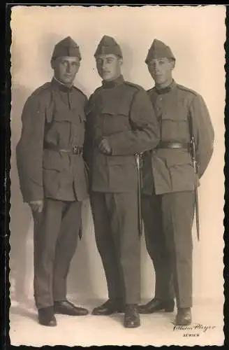 Fotografie Militär Schweiz, Soldaten in Uniform mit Bajonett um 1925