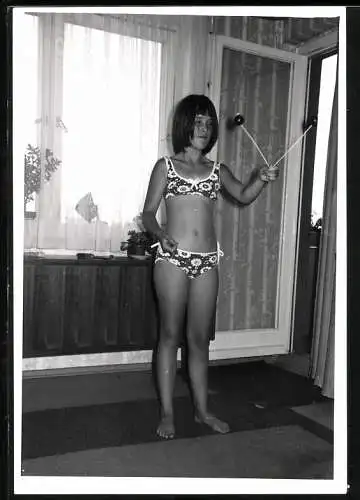 Fotografie Bademode, Mädchen im Bikini mit Spielzeug