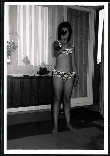 Fotografie Bademode, Mädchen mit Spielzeug im Bikini
