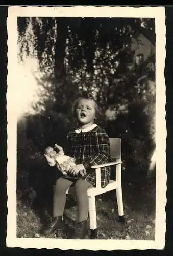 Fotografie Mädchen Ingrid im Sonntagskleid mit Puppe auf Gartenstuhl sitzend 1943