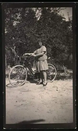Fotografie Hausfrau mit Fahrrad, Velo, Bicycle, Bike, Bicicletta