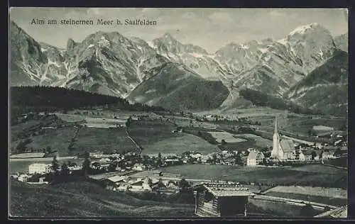 AK Alm am steinernen Meer, Gesamtansicht mit Kirche und Bergen