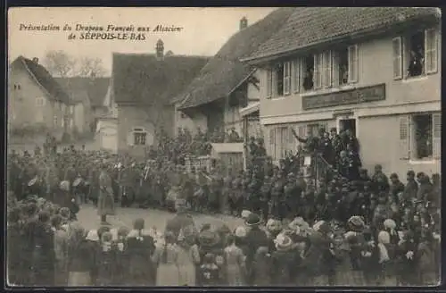 AK Seppois-le-Bas, Presentation du Drapeau Francais aux Alsacien