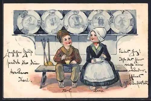 AK niedliches Kinderpaar sitzt in einer niederländischen Küche auf der Bank