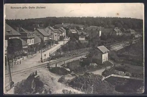 AK Boncourt, Ortsansicht mit Strasse und Bahnübergang