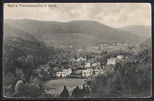AK Bad Trencsénteplicz, Totalansicht in den Bergen