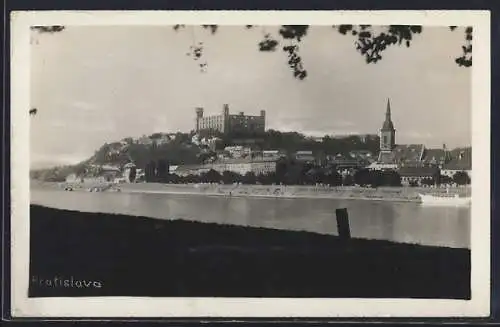 AK Bratislava, Ortsansicht mit dem Schlossberg vom anderen Flussufer