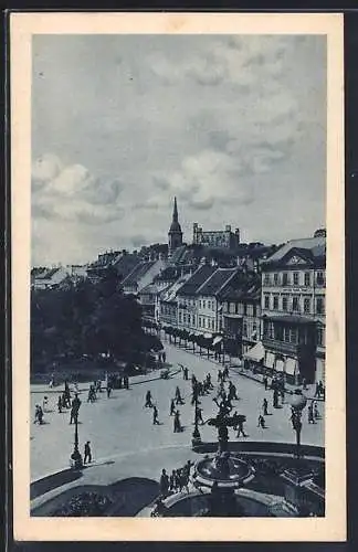 AK Bratislava, Belebte Platzpartie mit Brunnen