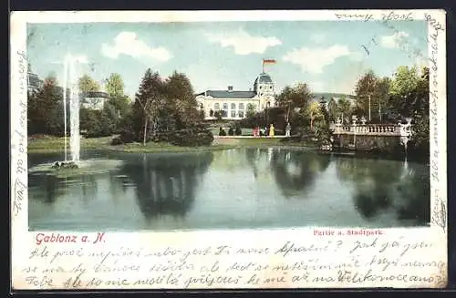 AK Gablonz-Jablonec Nad Nisou, Stadtparkpartie mit Fontäne, deutsche Fahne auf einem Gebäude