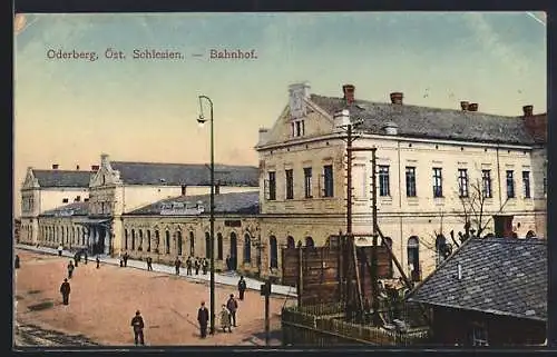 AK Oderberg, Bahnhof Strassenansicht mit Passanten davor