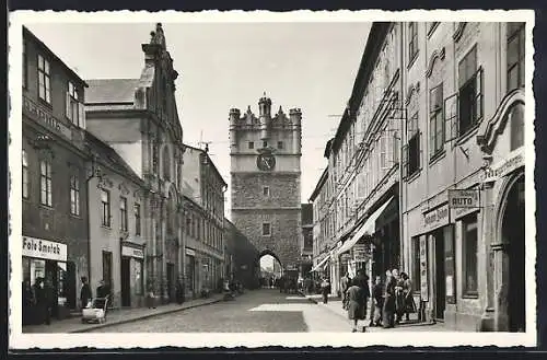 AK Iglau, Passanten in der Frauengasse, Blick zum Turm