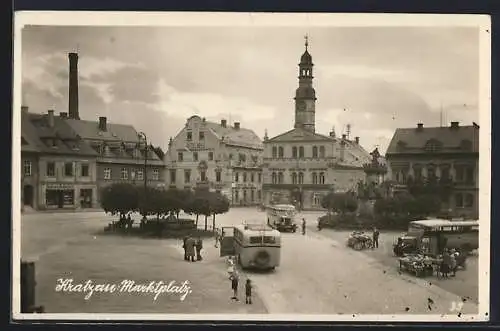 AK Kratzau, Marktplatz mit Autobussen
