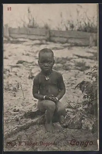 AK Congo, afrikanischer Junge sitzt nackt auf dem Boden