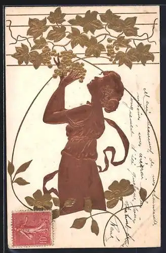 Präge-AK Mädchen steht unter einer goldenen Weinranke, Jugendstil