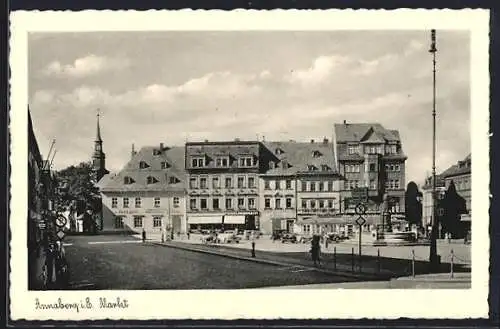 AK Annaberg /Erzgeb., Partie am Markt mit Brunnen und Blick auf Kirche