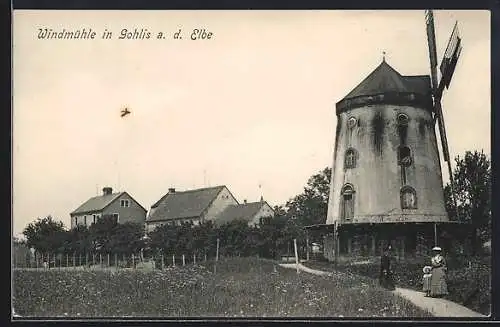 AK Gohlis a.d. Elbe, Frauen mit kleinem Mädchen vor der Windmühle