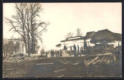Foto-AK Holoby, Soldaten vor einem beschädigten Gebäude