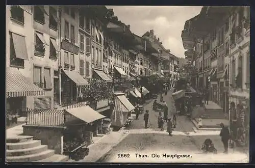 AK Thun, belebte Strassenpartie in der Hauptgasse