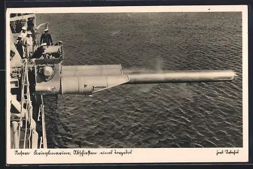 AK Torpedo wird von einem Kriegsschiff abgeschossen