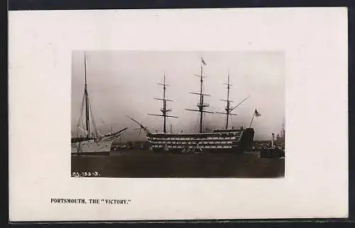 AK Portsmouth, Kriegsschiff HMS Victory im Hafenbecken