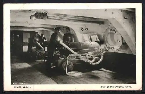 AK HMS Victory, Two of the Original Guns, Britische Matrosen
