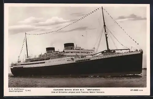AK Passagierschiff M.V. Britannic auf hoher See in Flaggengala, Cunard White Star Liner